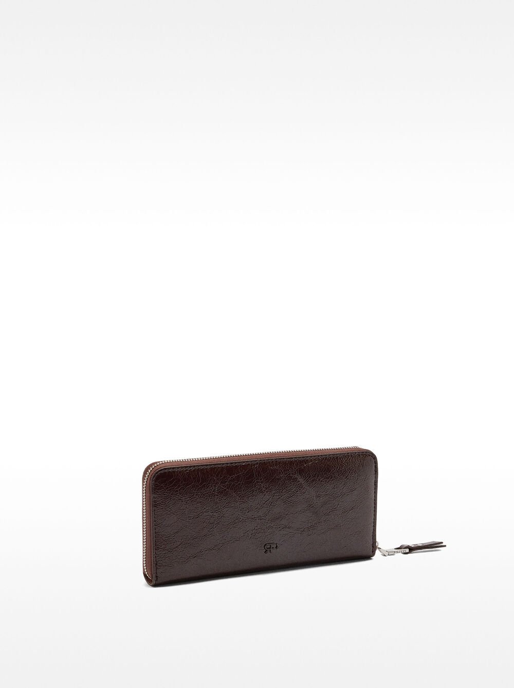 Cartera efecto craquelado con tachuelas