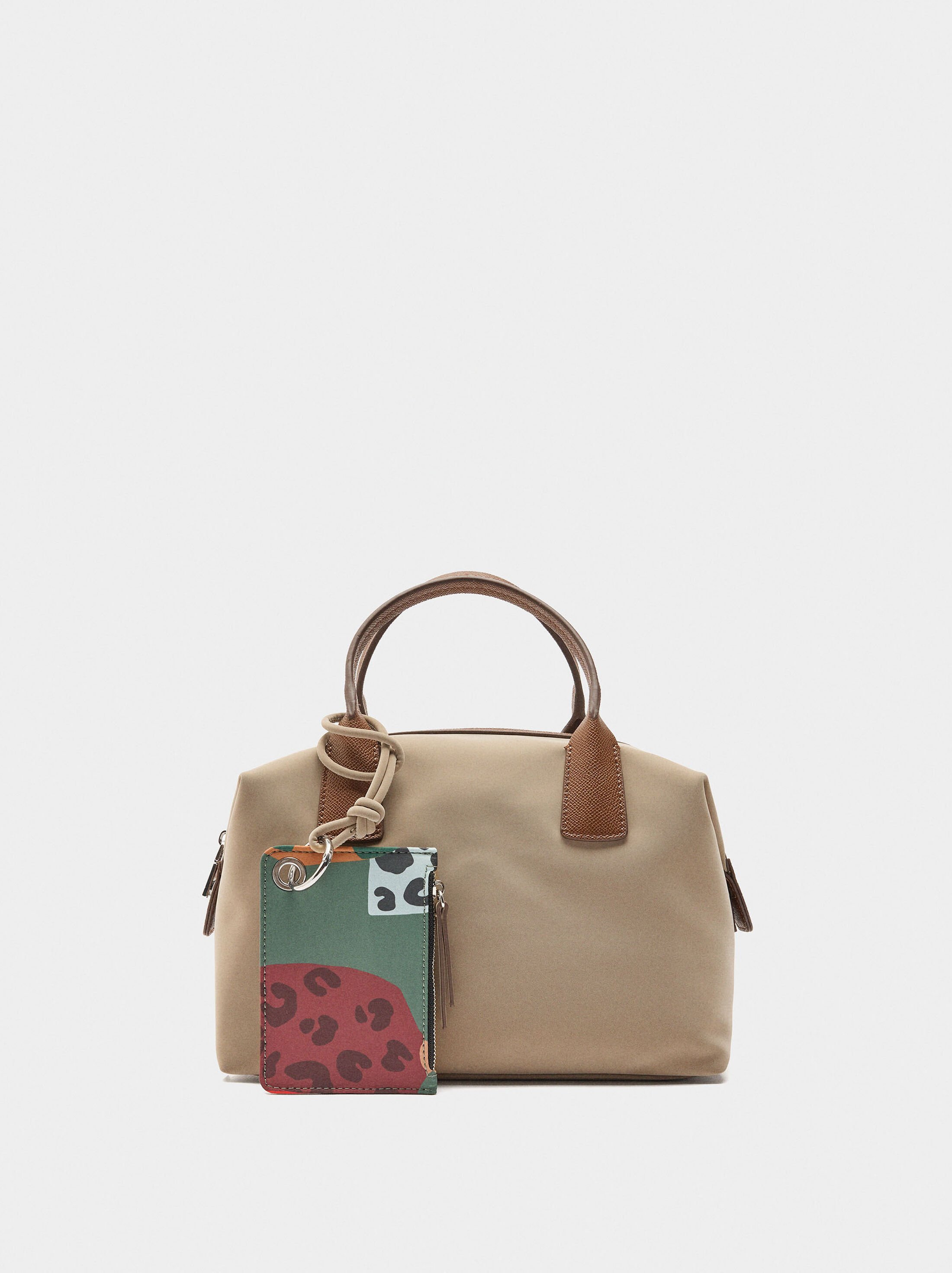 Bossa tote textura suave con penduro image number 0.0