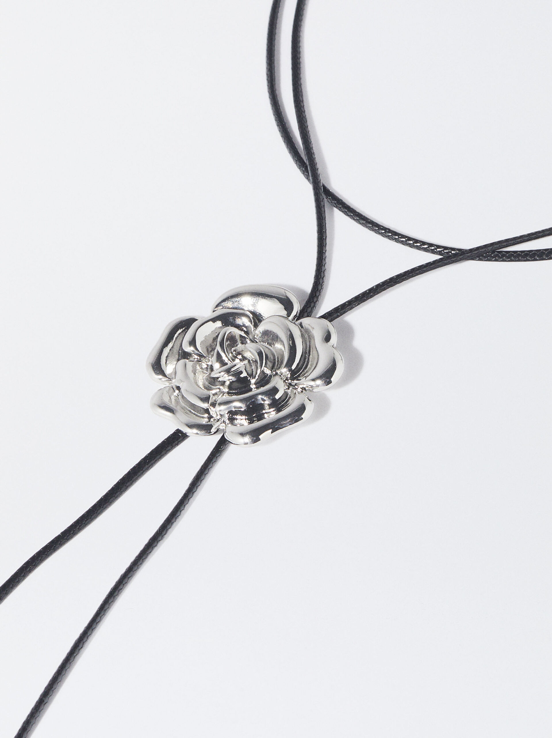 Rope Necklace With Flower image number 2.0