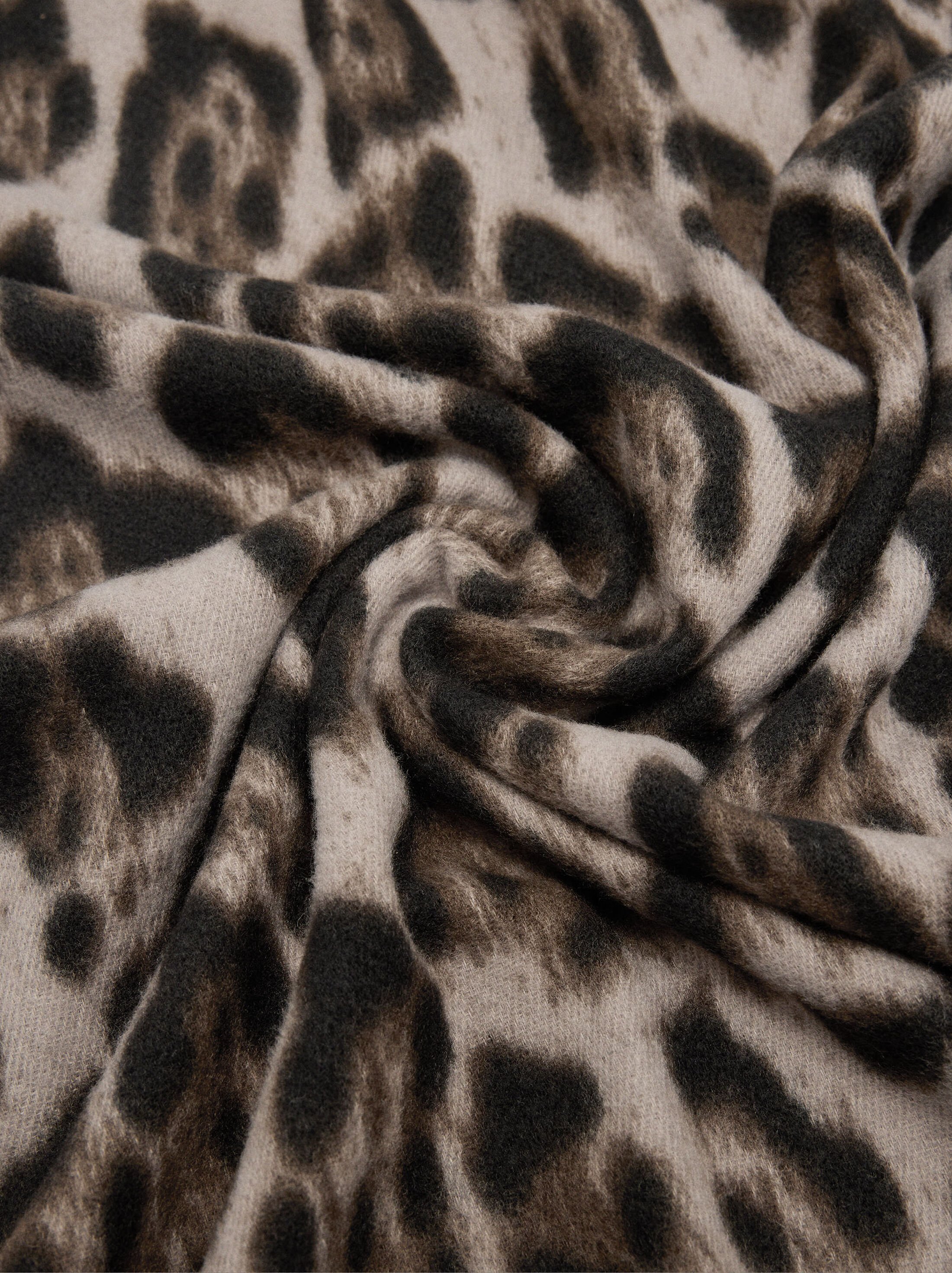 Scarf with animal print image number 1.0