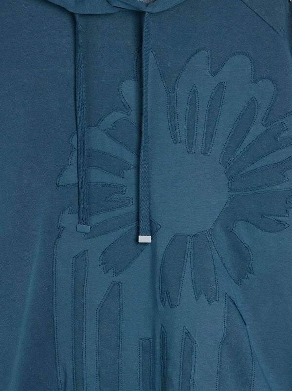 Sweatshirt with daisy patch