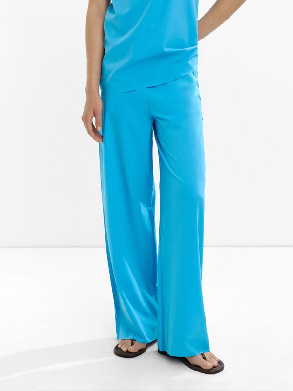 Trousers with zip pockets
