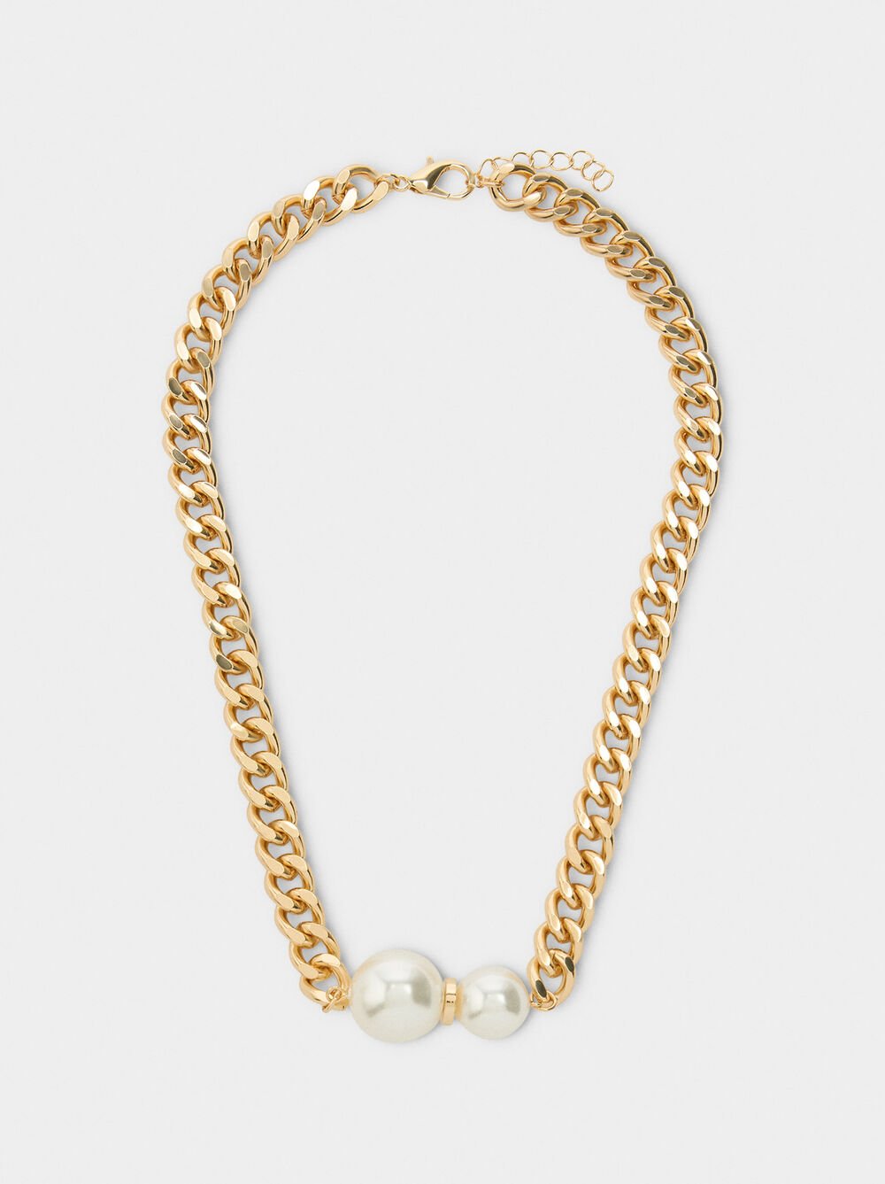 Short chain necklace with pearls