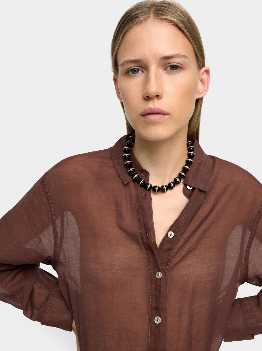 Short necklace with beads