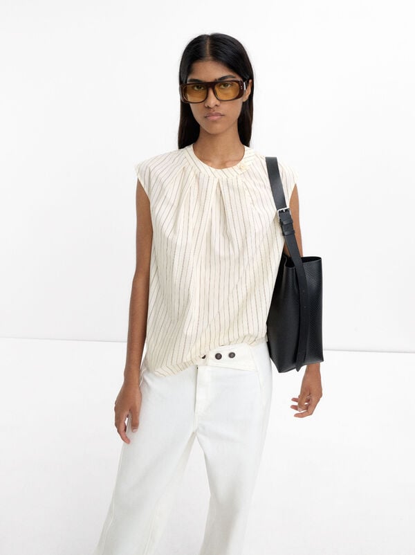 Shoulder bag with texture