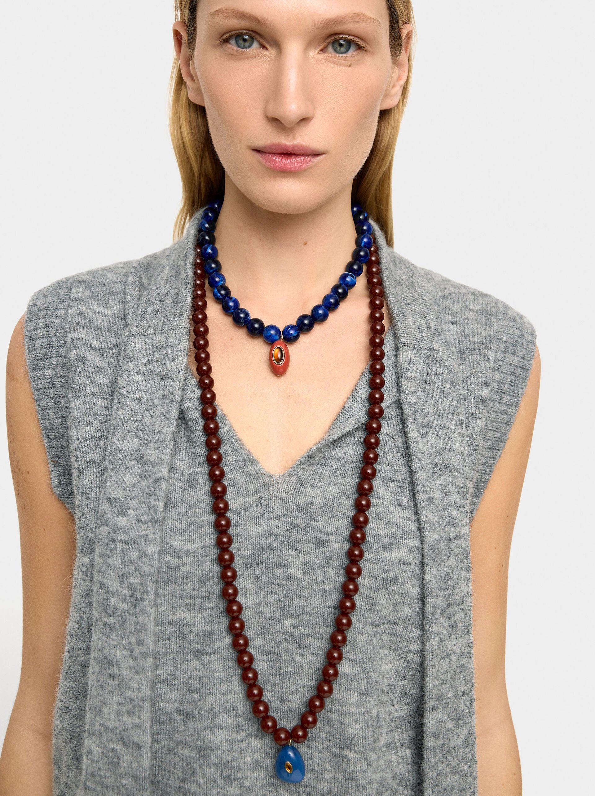 Short necklace of beads with pendant image number 0.0