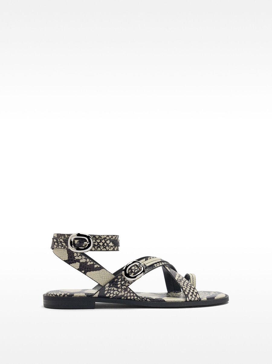 Flache Sandalen mit Schlangenmuster