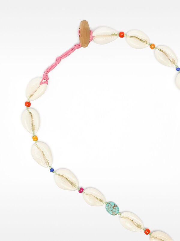 Short shell necklace with pendant