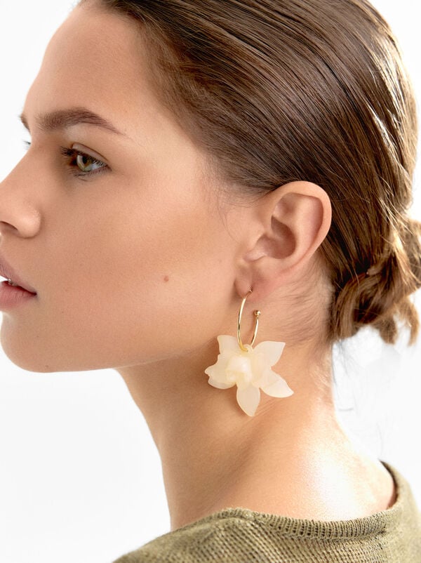 Open hoop earrings with maxi flower