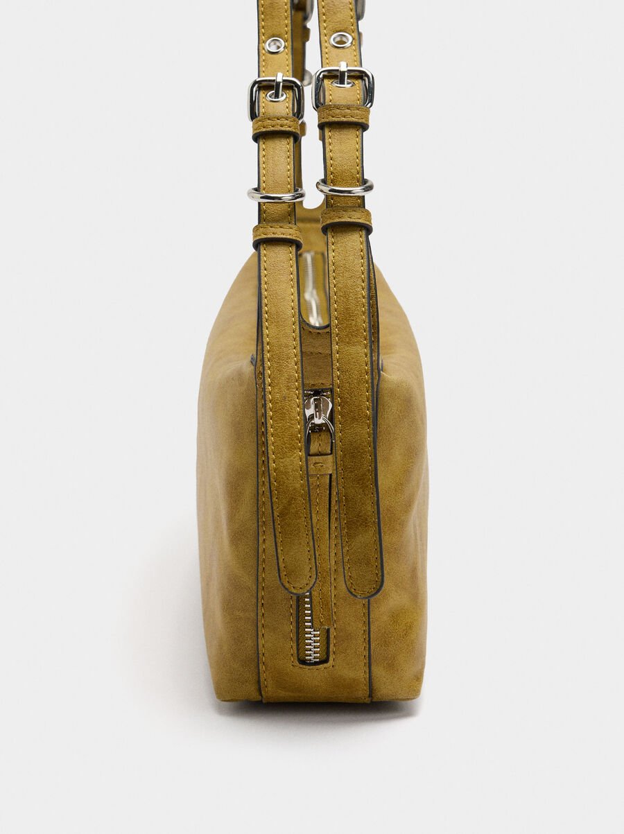 Bolso de hombro con tachuelas 