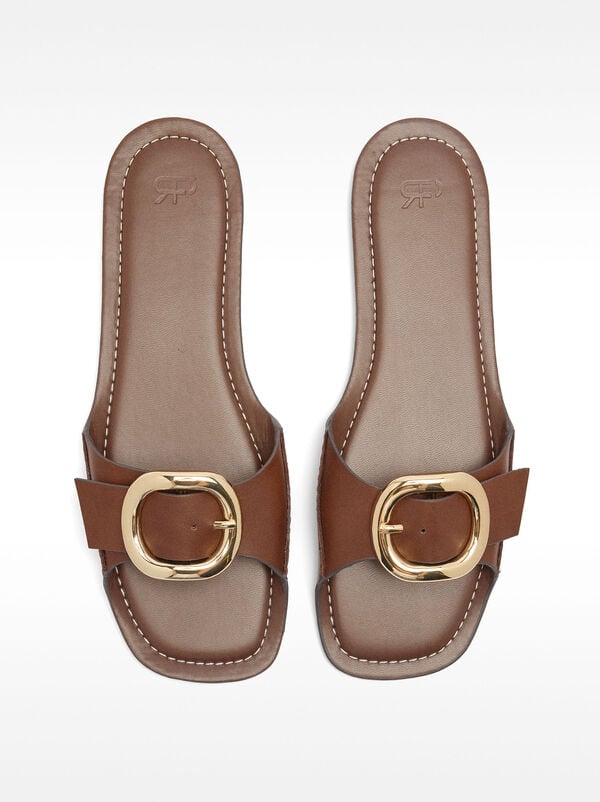 Flat sandals with buckle