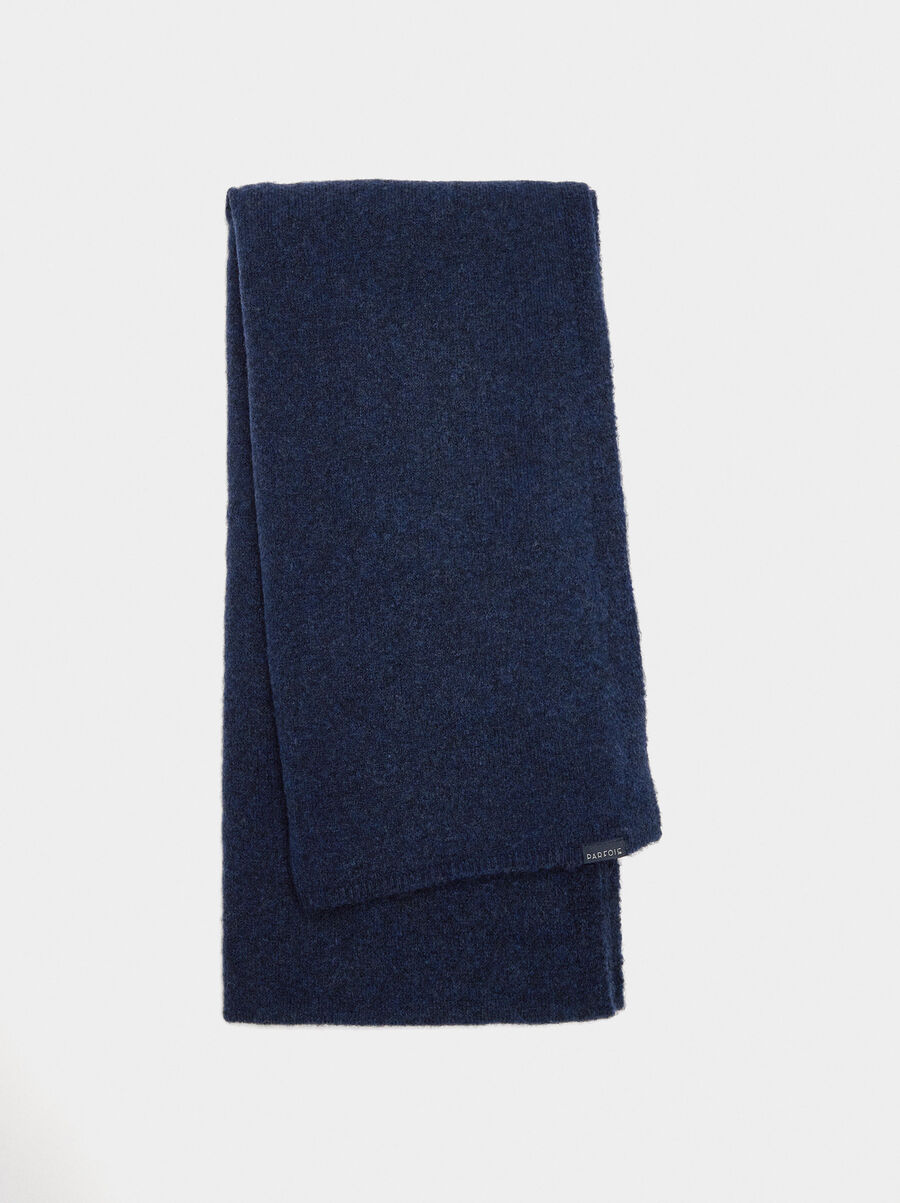 Plain scarf with ribbed edges