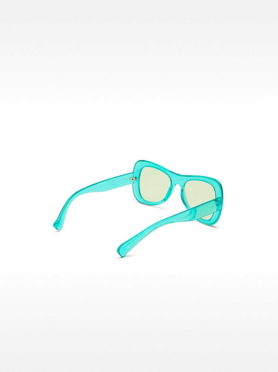 Pilot-style sunglasses