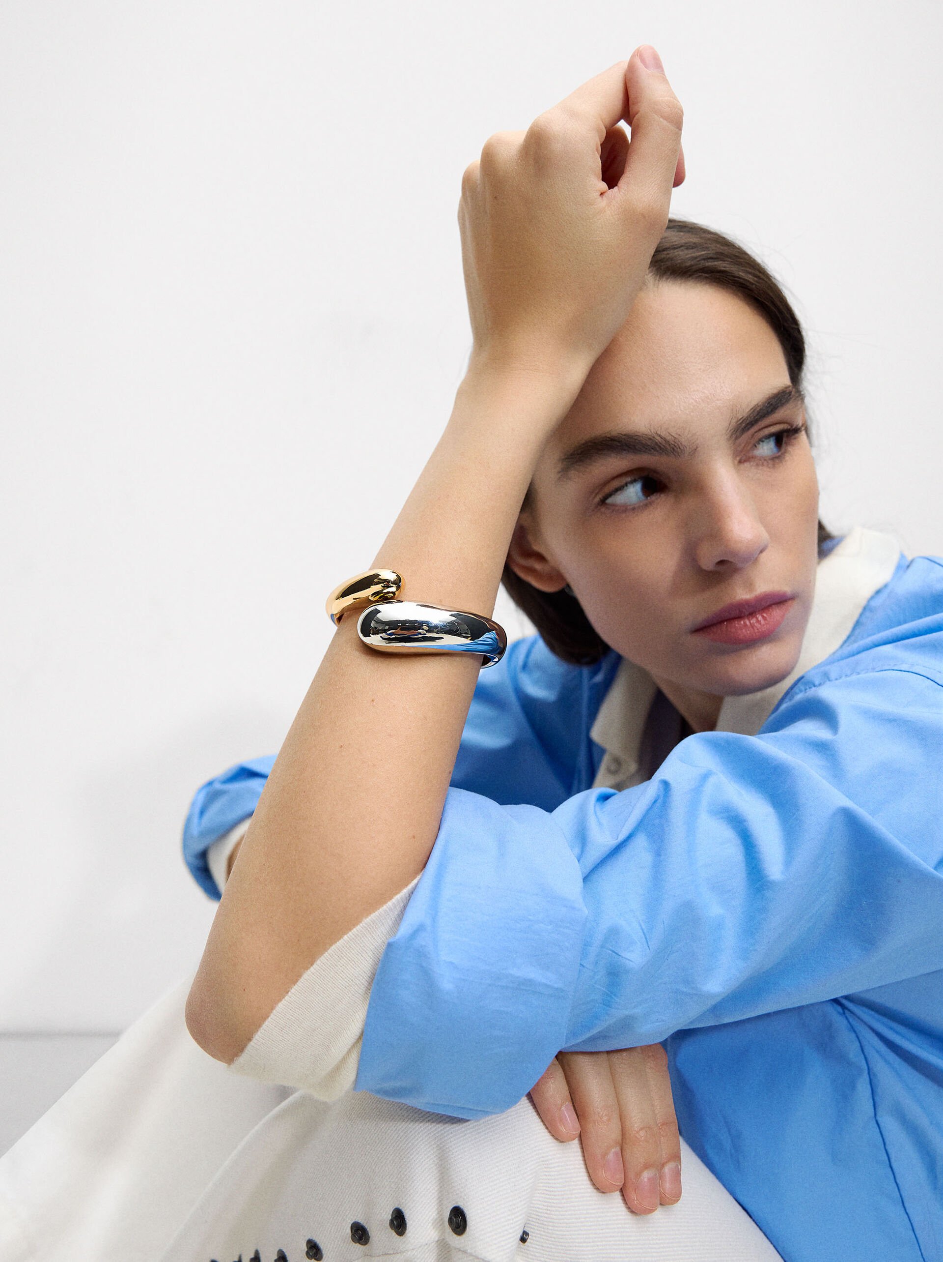 Bicolor embossed bracelet image number 0.0