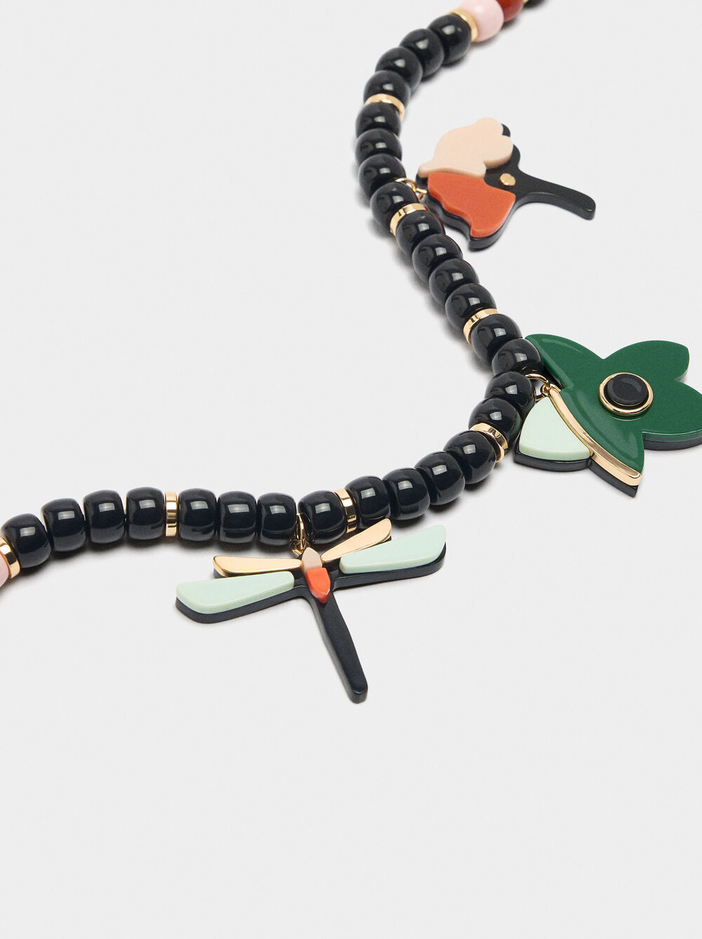 Collier de perles avec pendentifs en résine