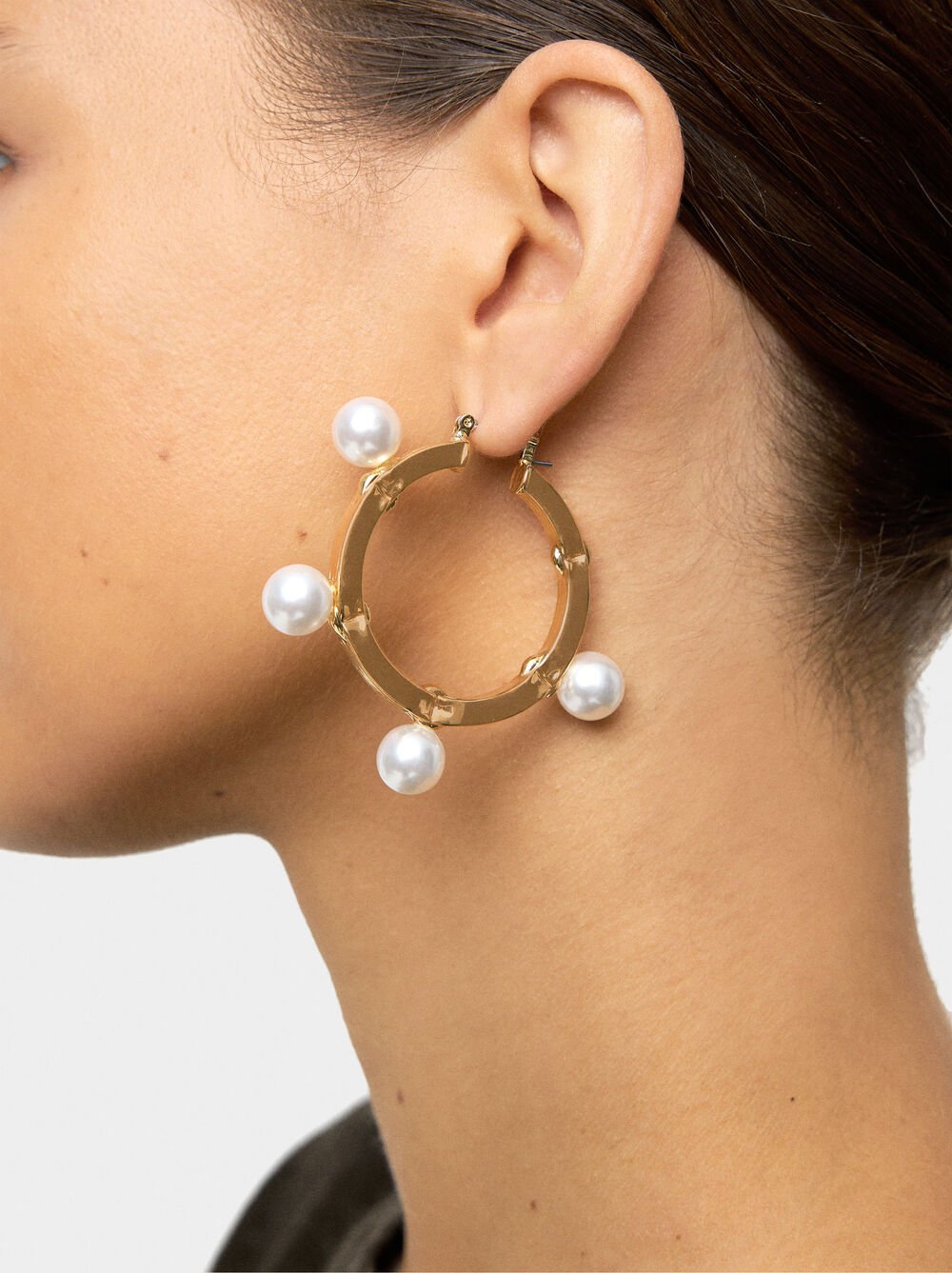 Hoop earrings with pearls