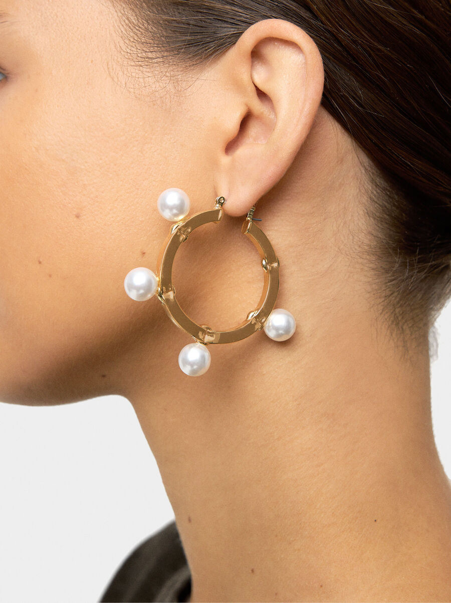 Hoop earrings with pearls