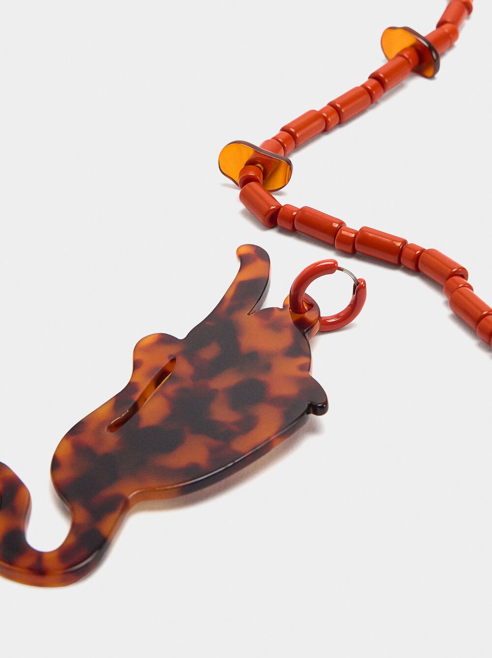 Short necklace with tortoise effect pendant