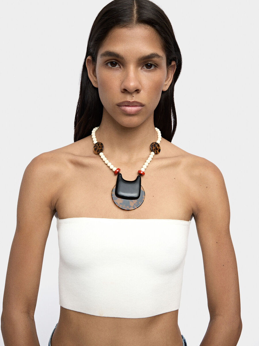 Short necklace with tortoise-effect pendant