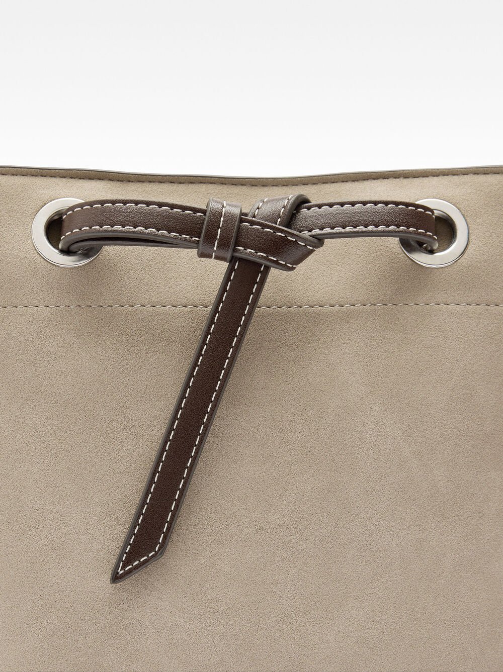 Beuteltasche aus Lederoptik