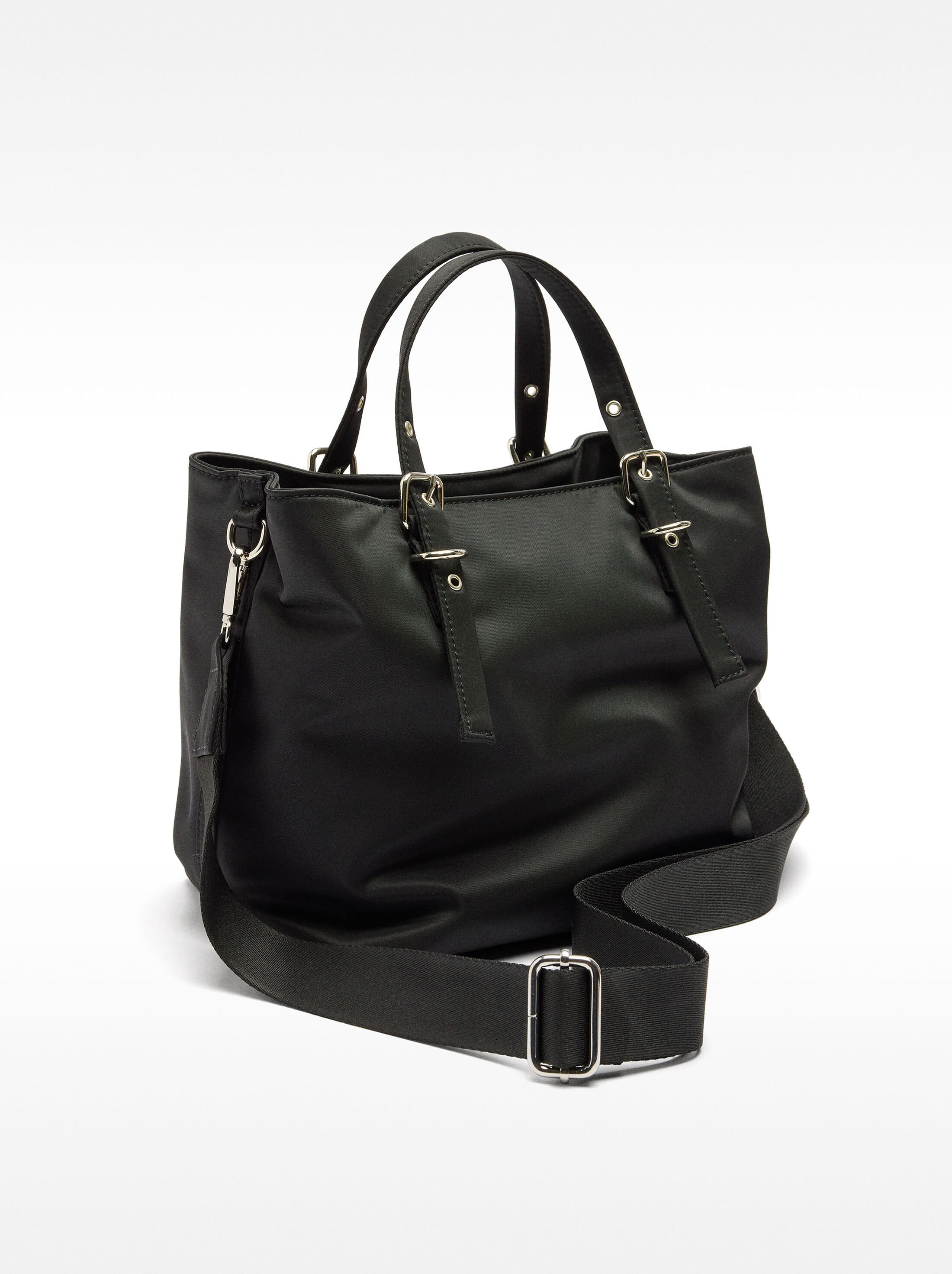 Bolso tote de nylon con colgante image number 3.0