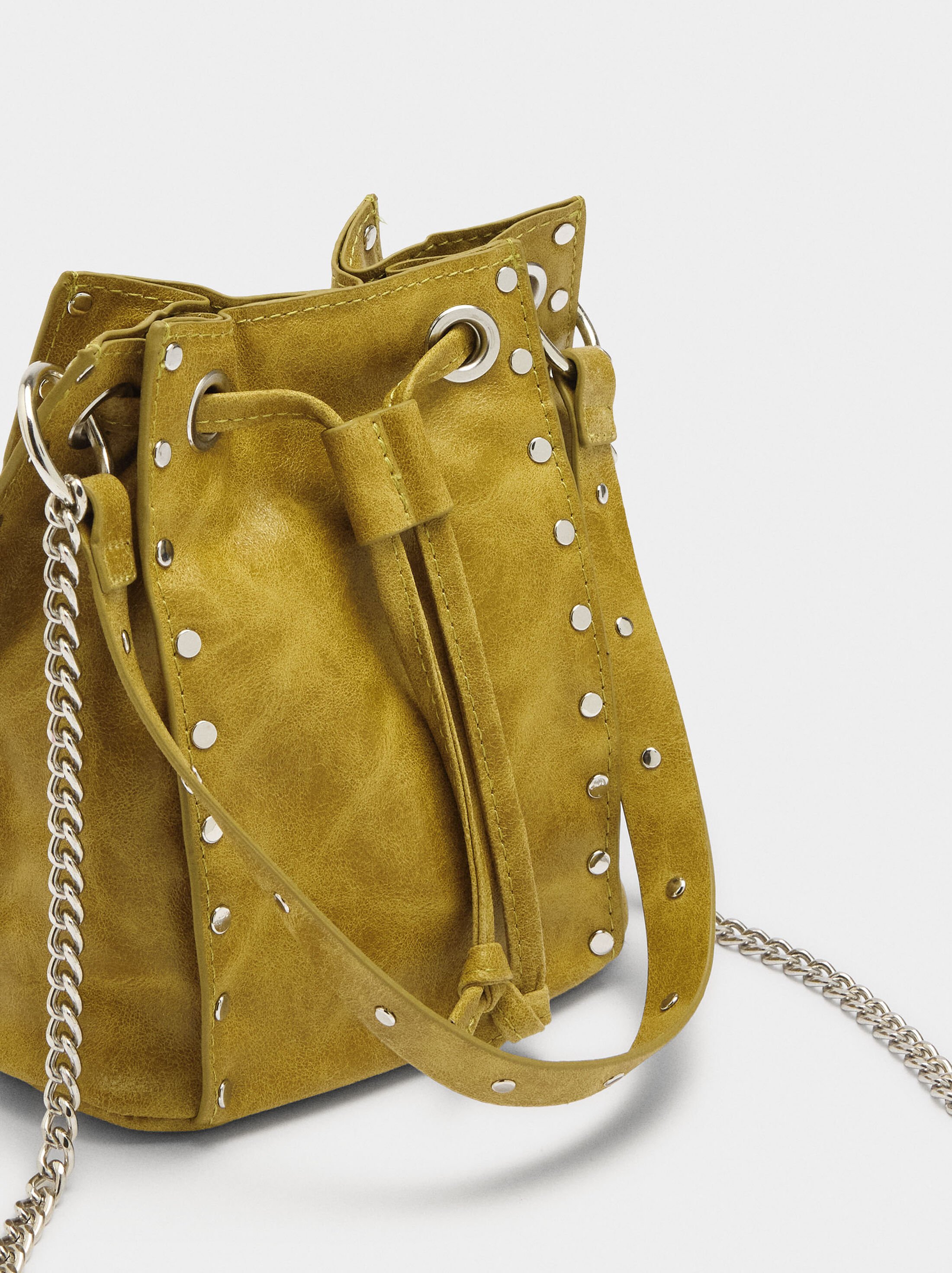 Bolso de hombro con tachuelas  image number 2.0