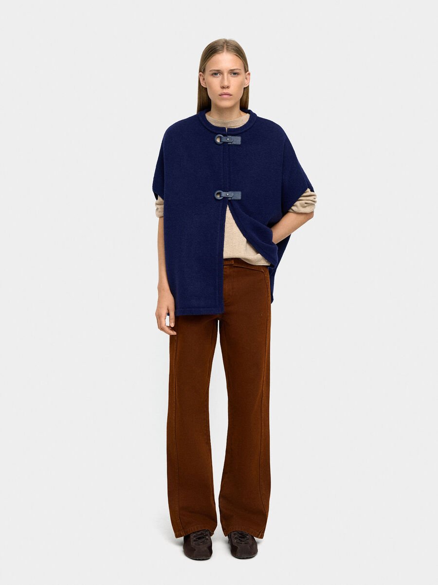 Poncho de punto con hebillas
