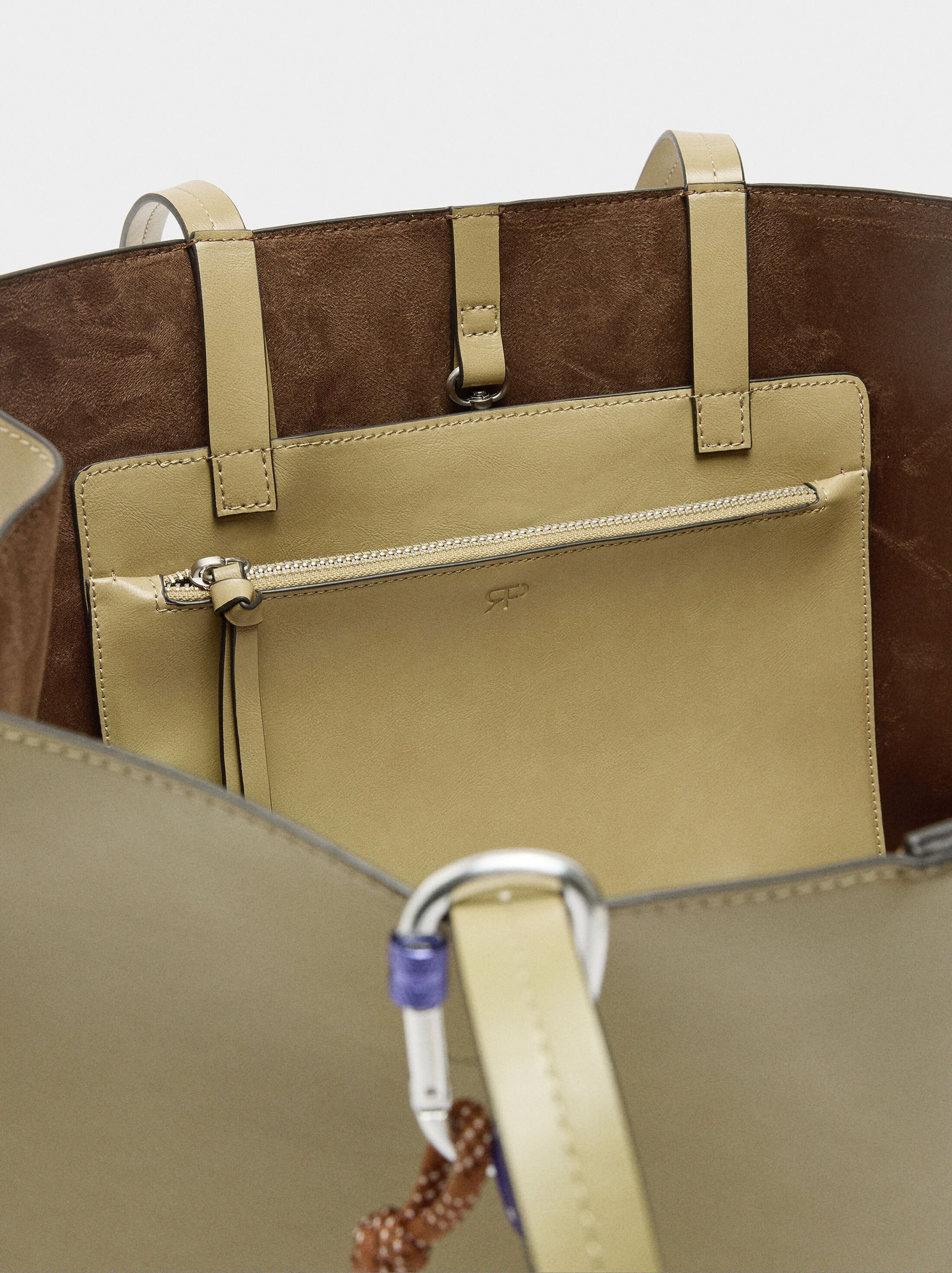 Shopper bag with pendant image number 4.0