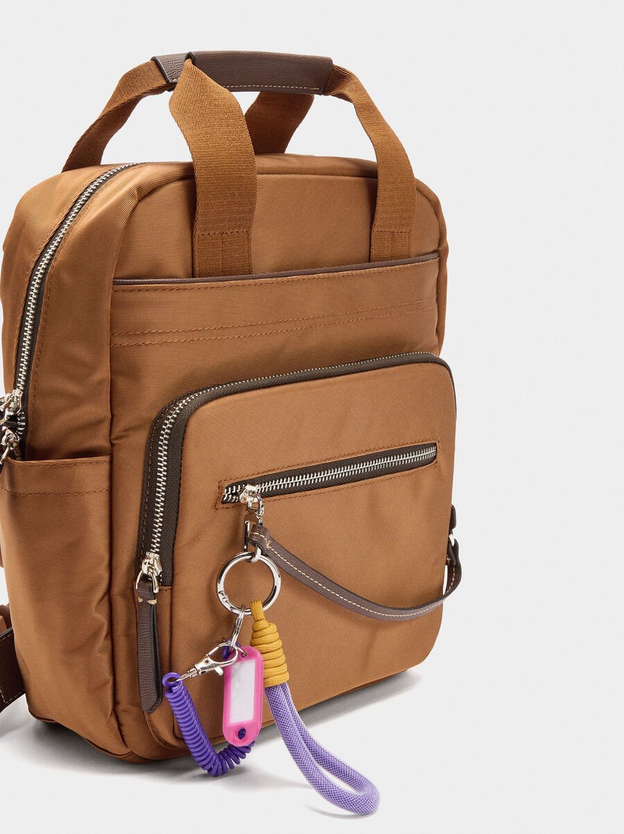 Mochila de nylon con colgante