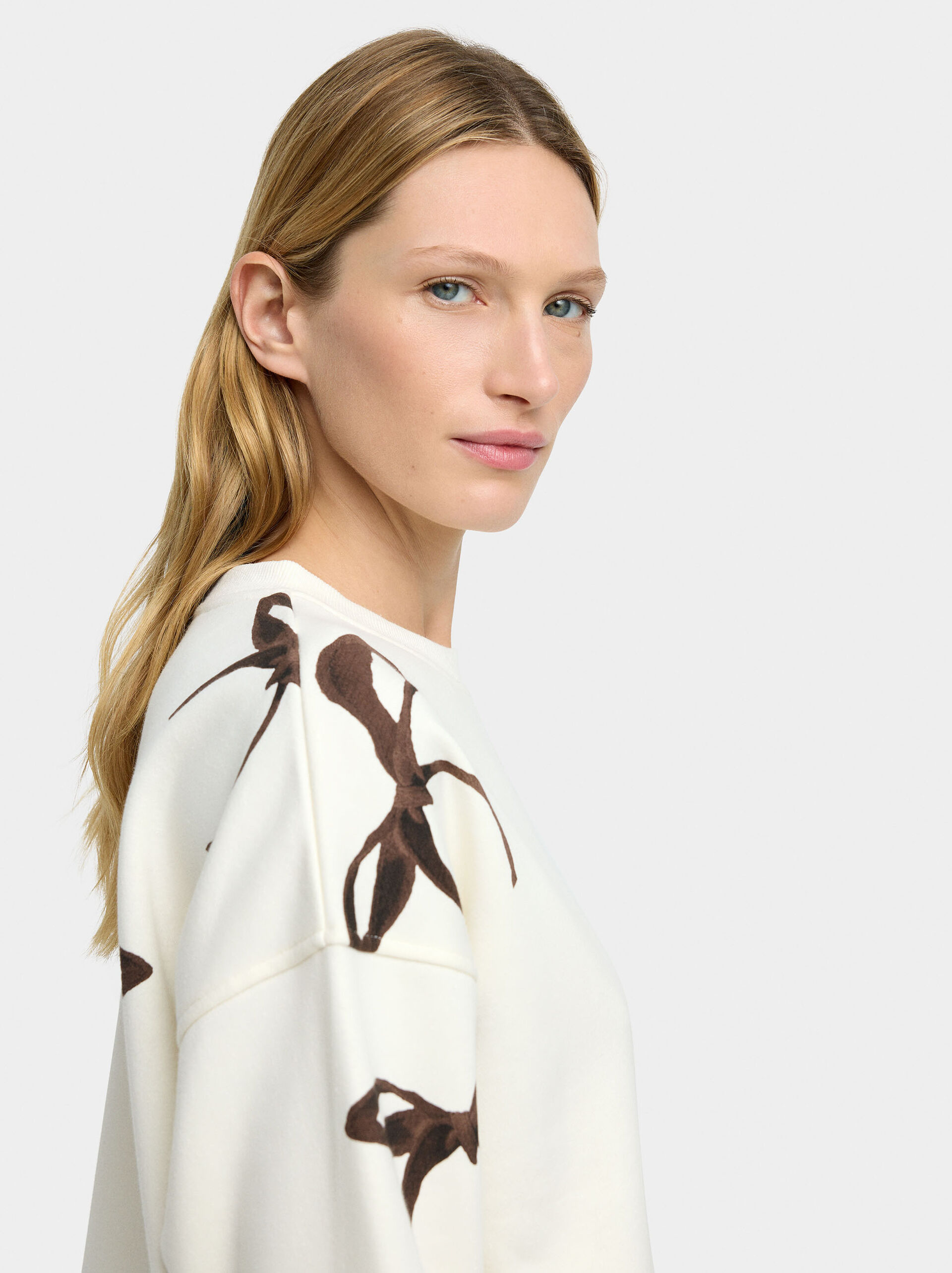Sweatshirt with printed bows image number 1.0