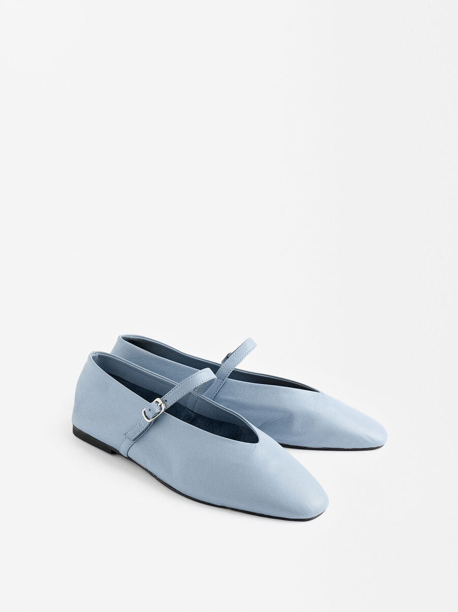 Leather ballet flats with strap and buckle