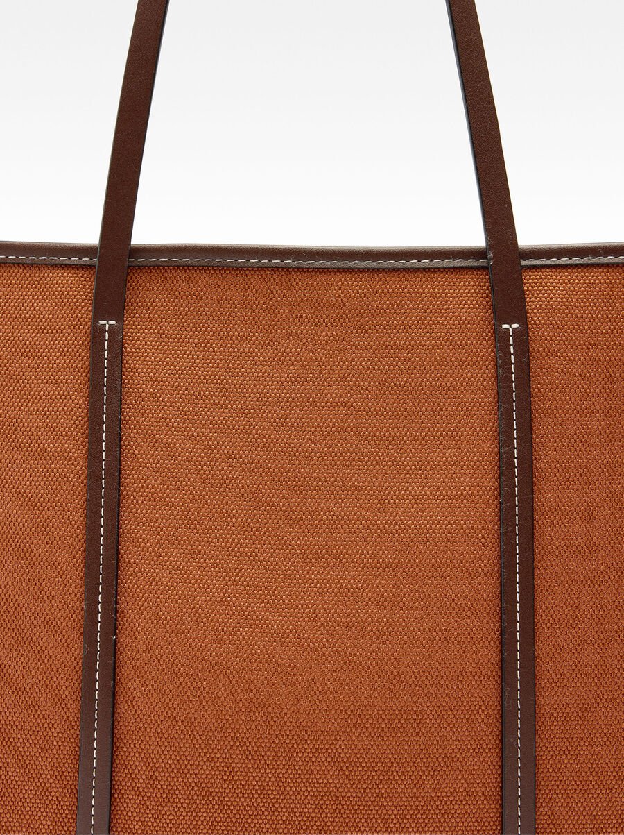 Shopper bag with pendant