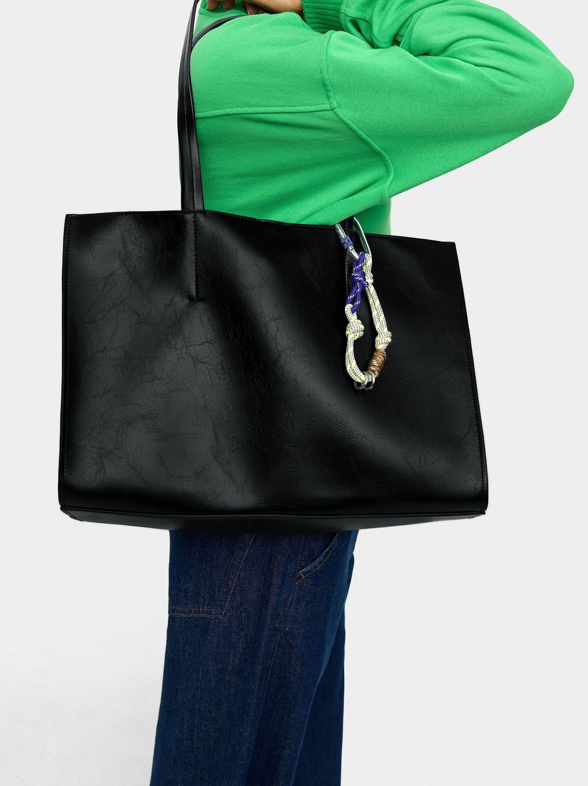 Shopper bag with pendant image number 1.0