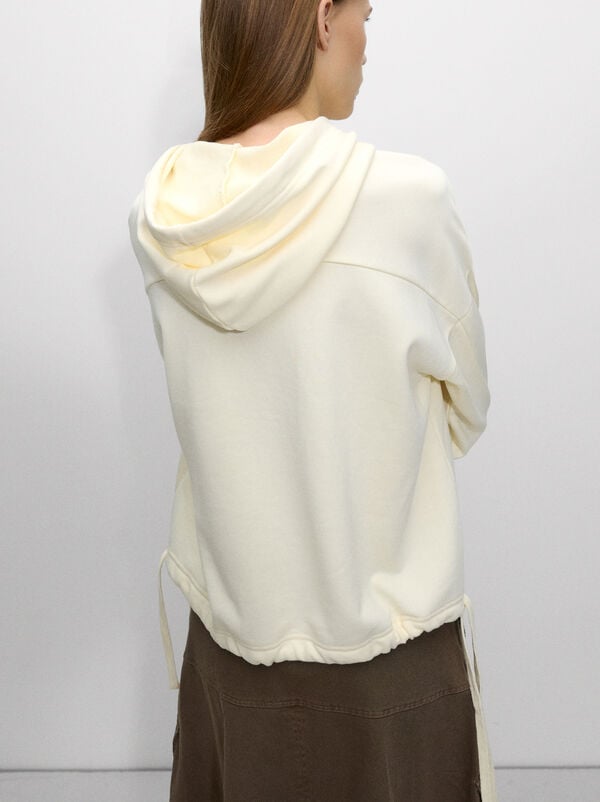 Sweatshirt with daisy patch