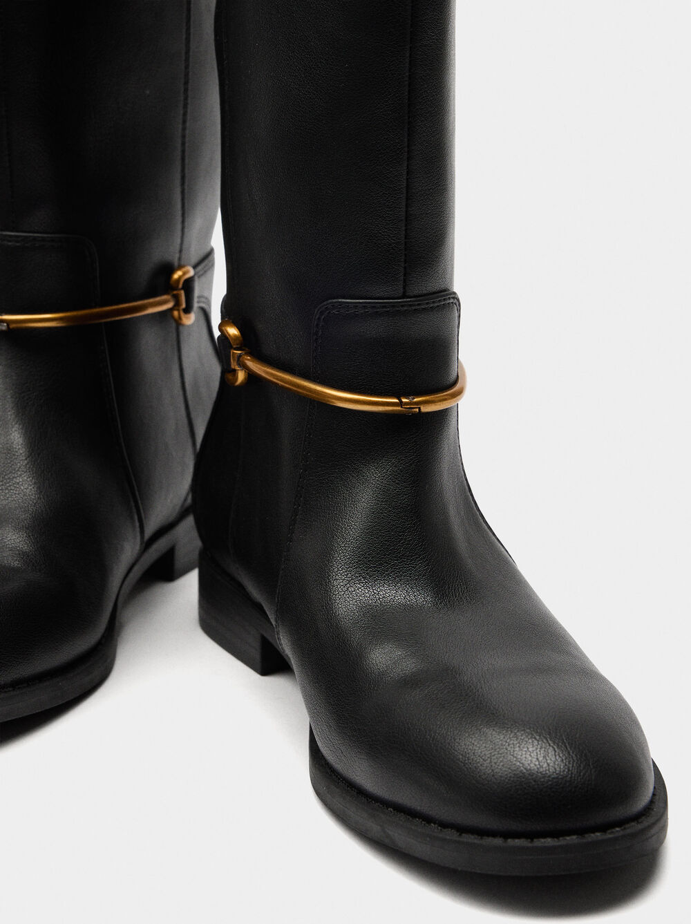 Bottes hautes avec détail métallique