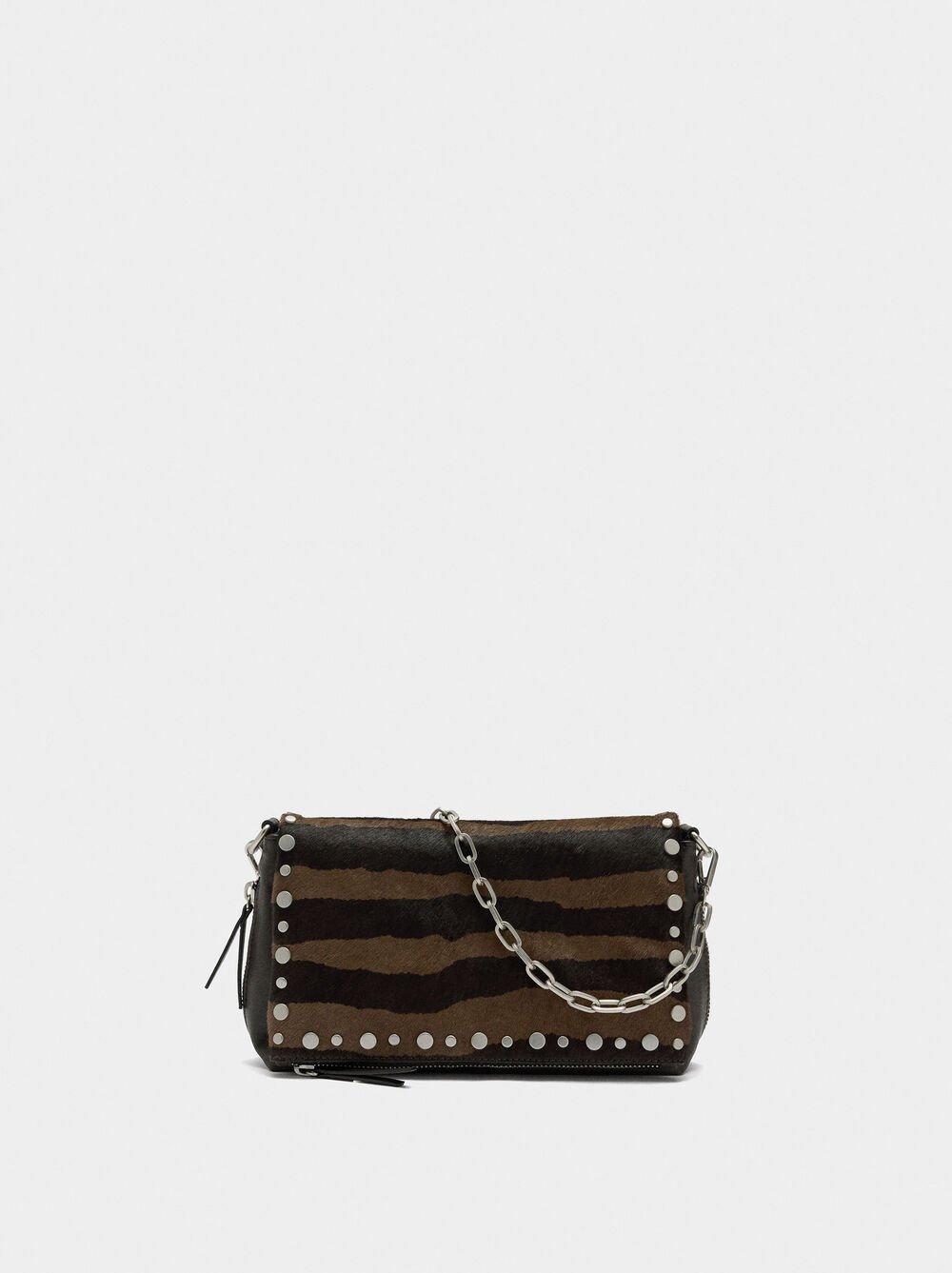 Bolso de hombro detalles de piel y tachuelas
