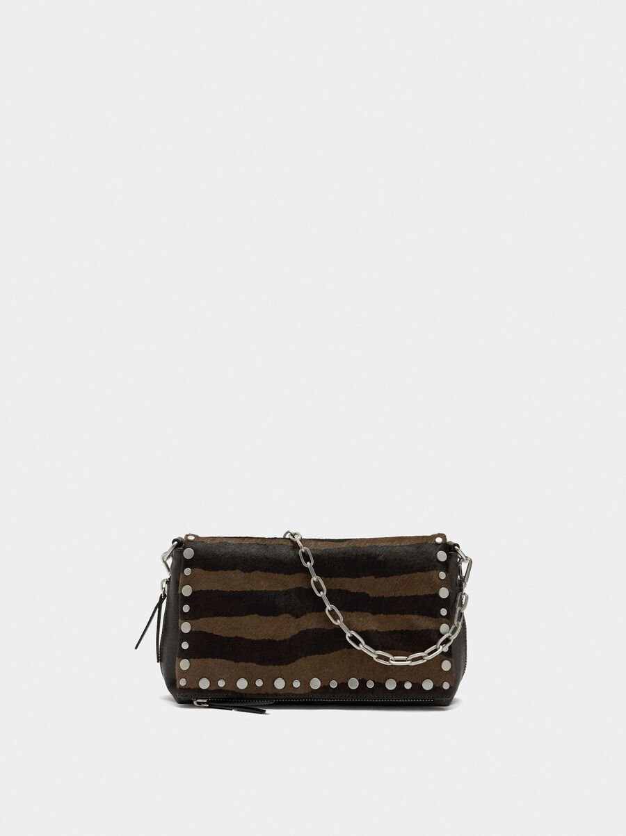 Bolso de hombro detalles de piel y tachuelas