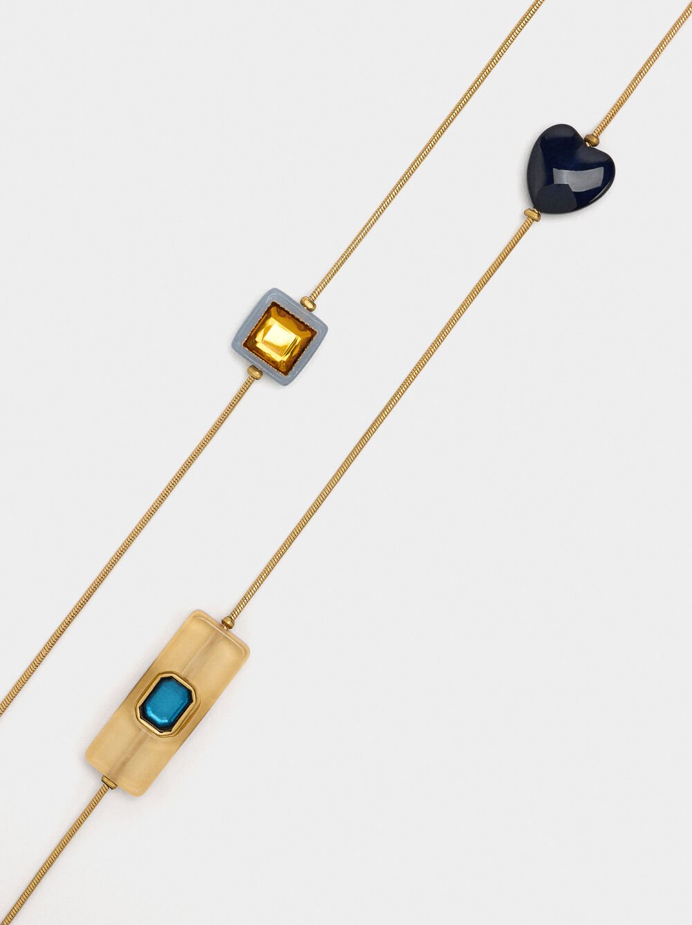 Collier long en perles de résine et pierres