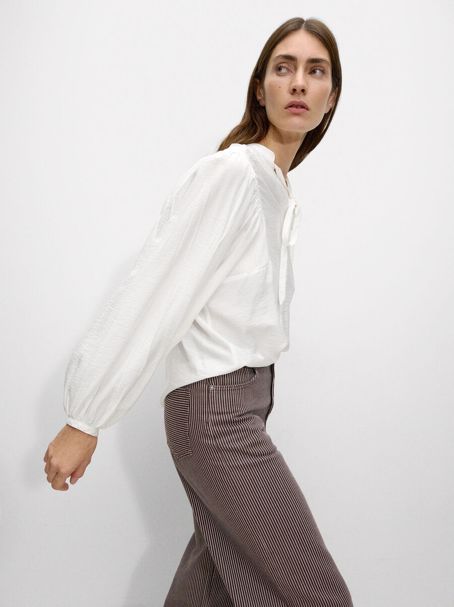 Shirt with puffed sleeves