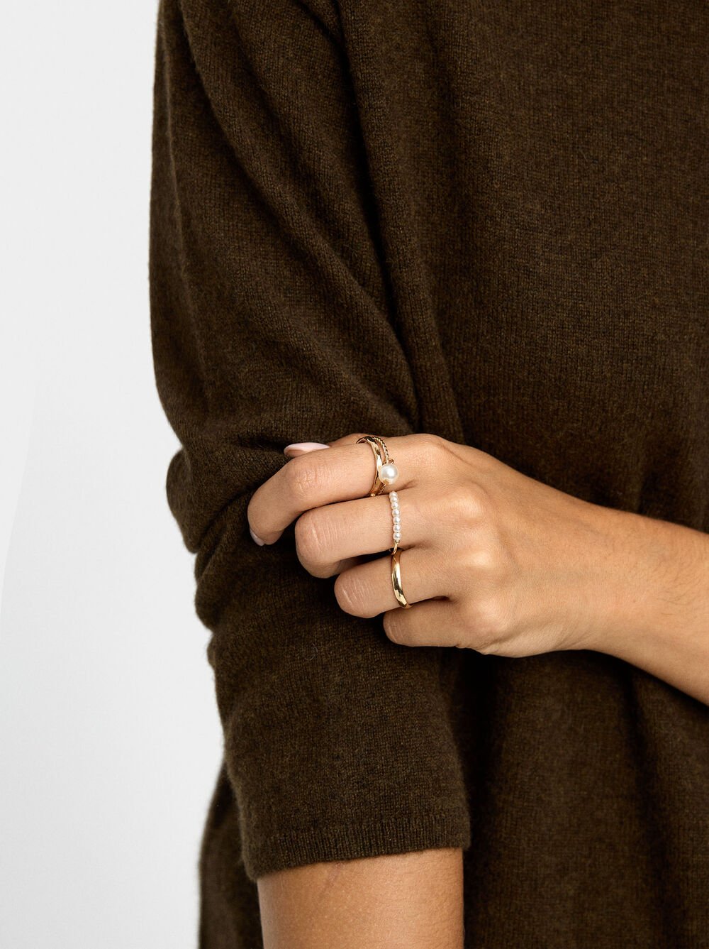 Set of rings with pearls