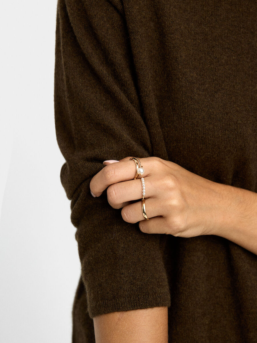Set of rings with pearls