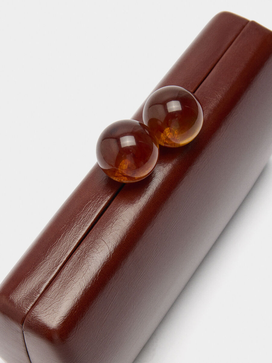 Party clutch with kiss-lock closure