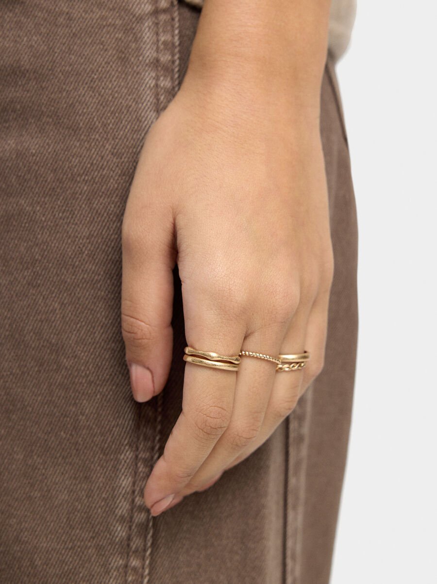 Set con anillos dorados