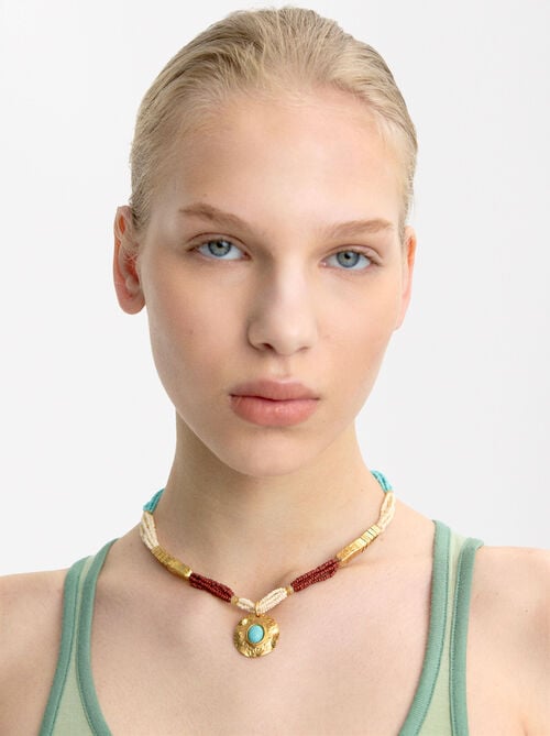 Collar corto con colgante redondo
