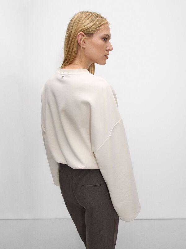 Sweatshirt with studs
