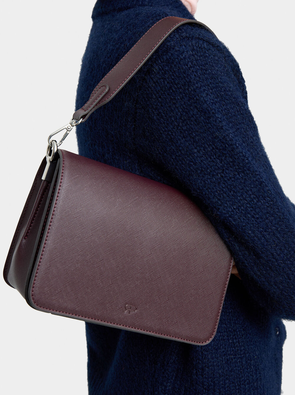 Crossbody bag with texture and flap closure