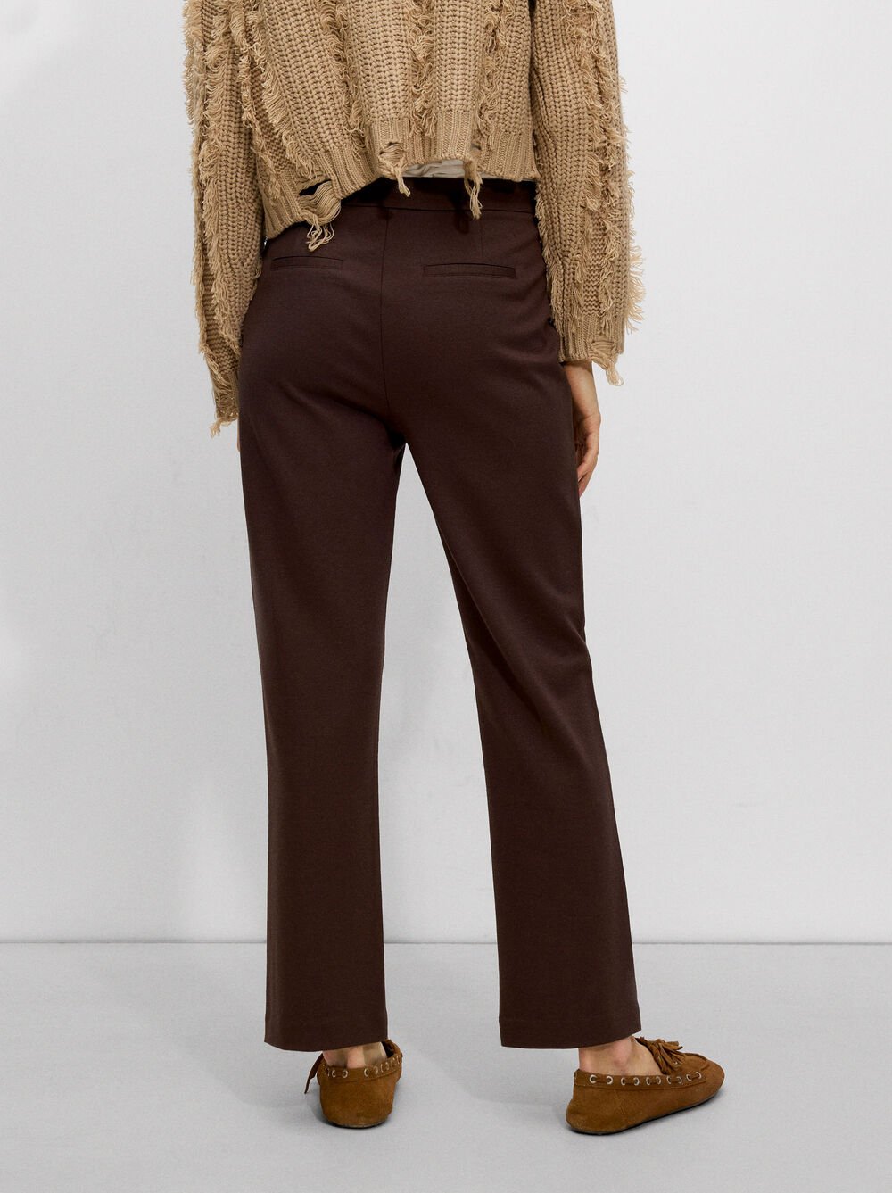 Pantalón con detalle de costuras