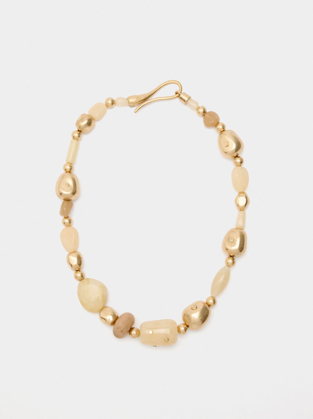 Short necklace with beads