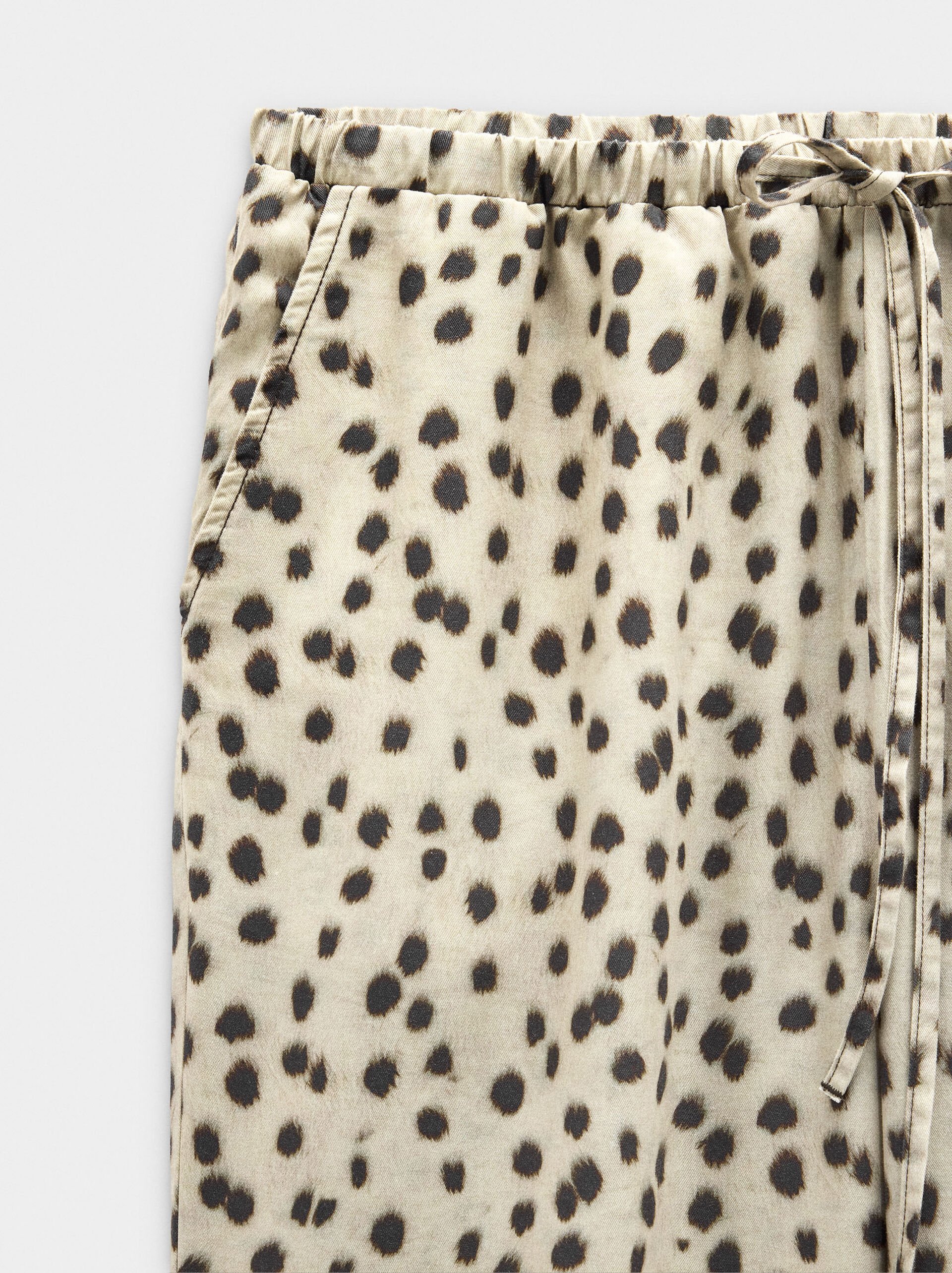 Pantalón estampado animal 100% lyocell image number 6.0