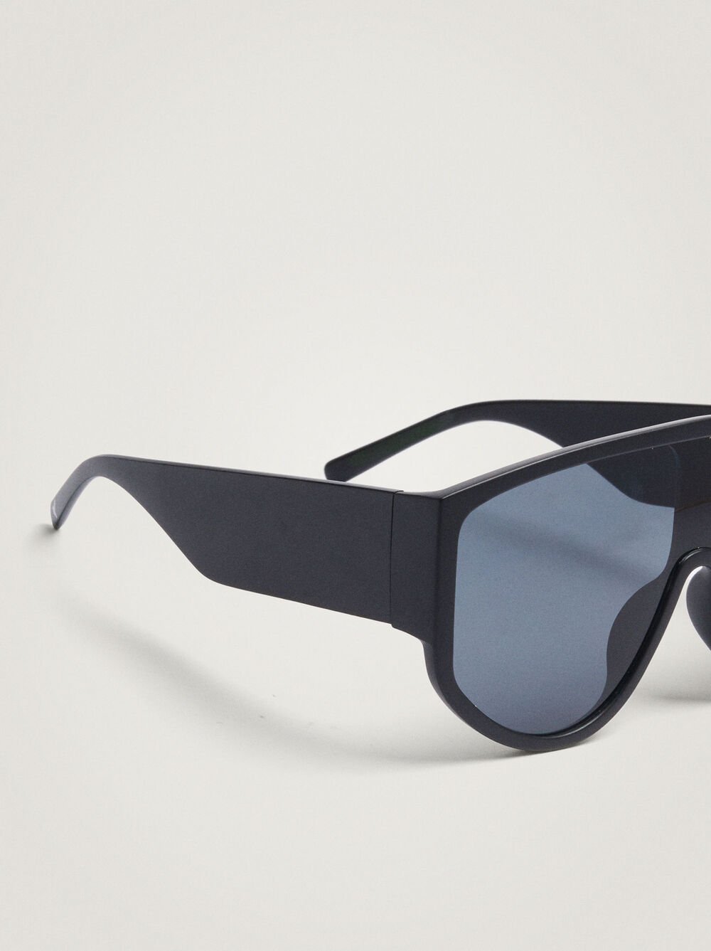 Pilot-style sunglasses